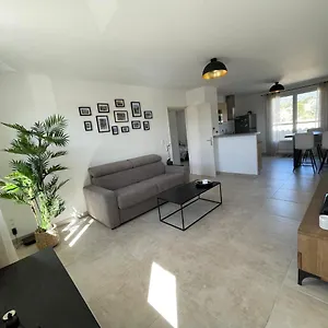 https://le-lourmarinois.fr-provencehotel.com